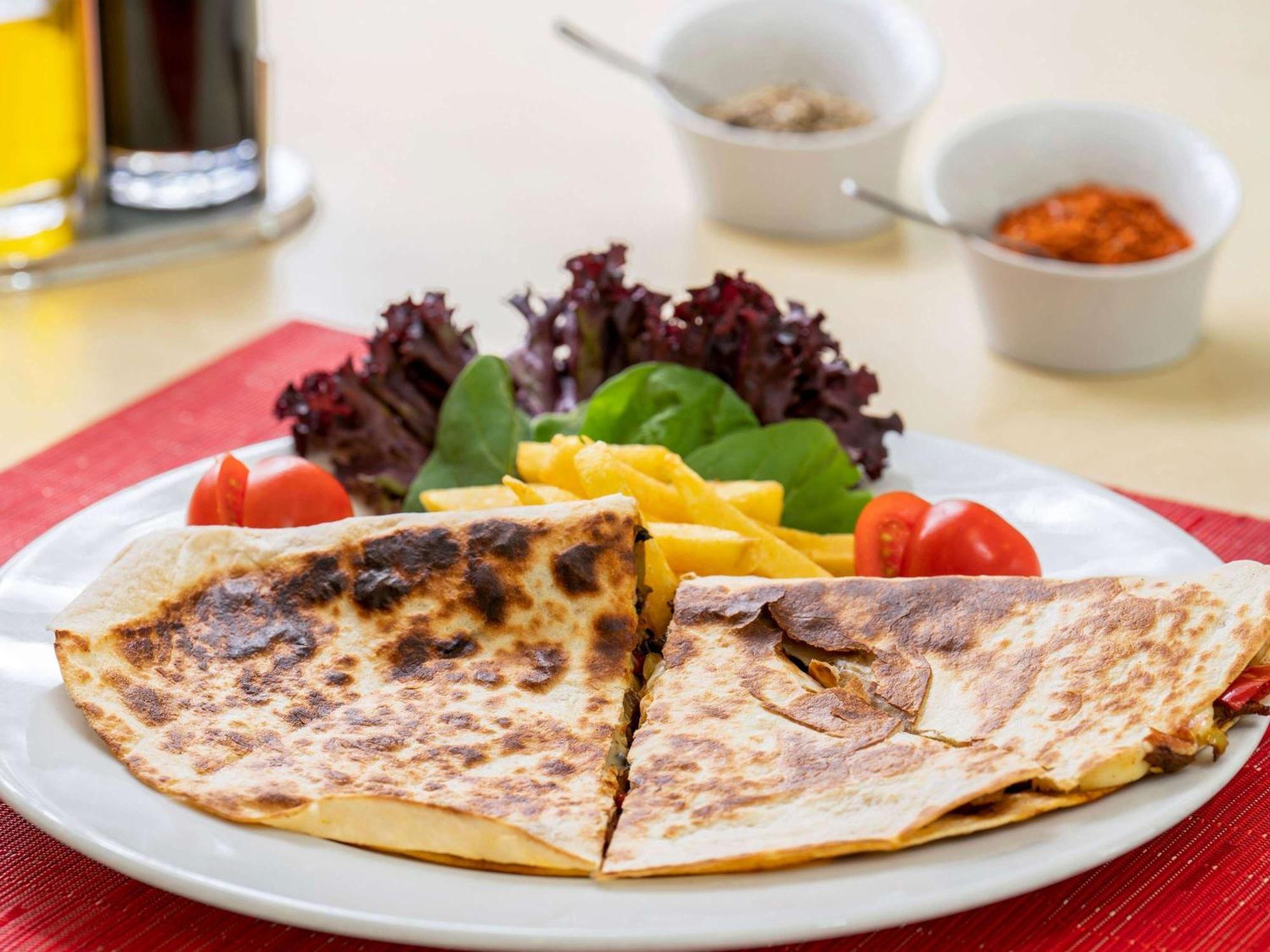 Готель Ibis Izmir Alsancak Екстер'єр фото
