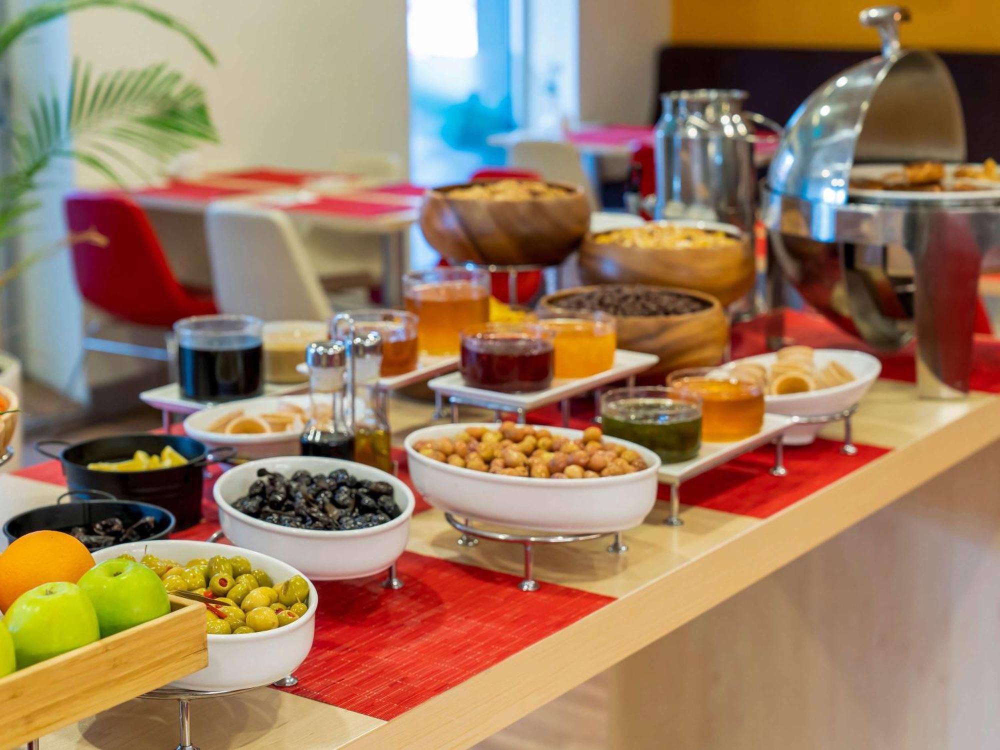 Готель Ibis Izmir Alsancak Екстер'єр фото